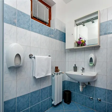 Ladonja Bed & Breakfast 3*