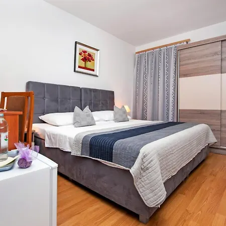 Bed & Breakfast Ladonja 3*