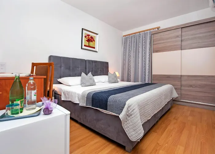 Bed and breakfast Ladonja 3*